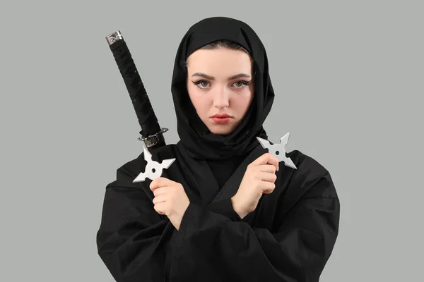 Ninja Femenina Con Shurikens Sobre Fondo Gris — Foto de Stock