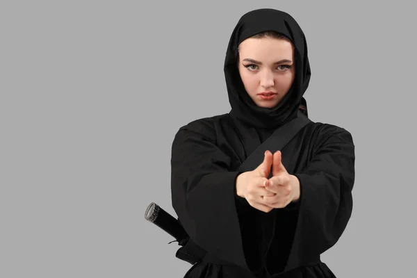 Weibliche Ninja Auf Grauem Hintergrund — Stockfoto