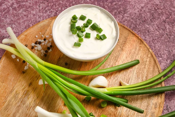 Board Bowl Tasty Sour Cream Sliced Green Onion Purple Background — Stock Photo, Image