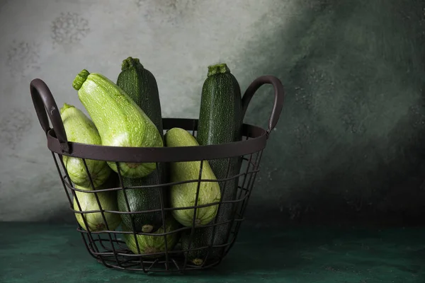 Basket Fresh Zucchini Grunge Background — Stock Photo, Image