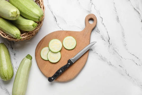 Holzplatte Mit Frischen Zucchini Auf Weißem Marmorhintergrund — Stockfoto