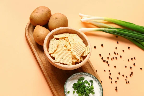 Bowl Tasty Sour Cream Sliced Green Onion Potato Chips Orange — Stock Photo, Image