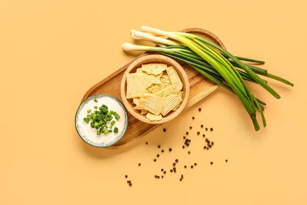 Schaal Van Smakelijke Zure Room Met Gesneden Groene Aardappel Chips — Stockfoto