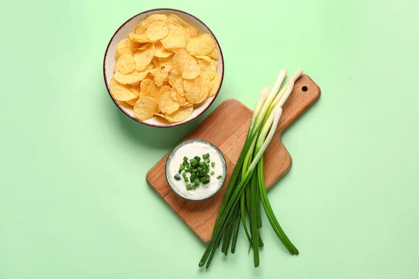 Bowl Tasty Sour Cream Sliced Scallion Potato Chips Green Background — Stock Photo, Image