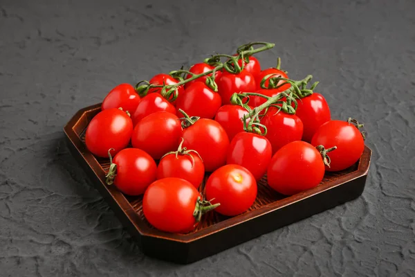 Bandeja Com Tomates Cereja Frescos Fundo Preto — Fotografia de Stock