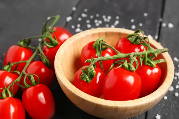 Miska Świeżymi Pomidorami Wiśniowymi Czarnym Drewnianym Tle — Zdjęcie stockowe