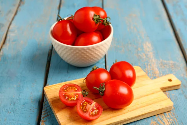 Deska Miska Świeżymi Pomidorami Wiśniowymi Niebieskim Drewnianym Tle — Zdjęcie stockowe
