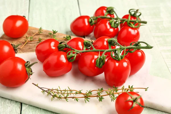 Deska Świeżymi Pomidorami Wiśniowymi Zielonym Drewnianym Tle — Zdjęcie stockowe