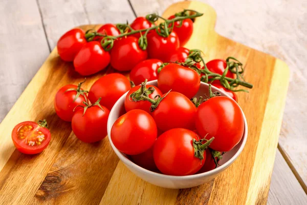Deska Miska Świeżymi Pomidorami Wiśniowymi Szarym Drewnianym Tle — Zdjęcie stockowe