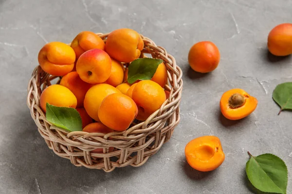 Weidenschale Mit Frischen Aprikosen Auf Grauem Hintergrund — Stockfoto