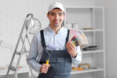 Renk paletleri ve silindirli erkek ressam