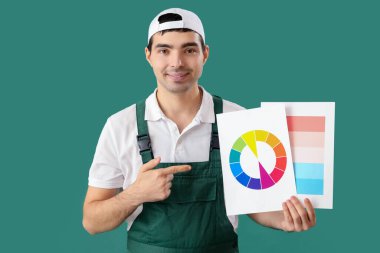 Yeşil arkaplanda renk paletlerini gösteren erkek ressam