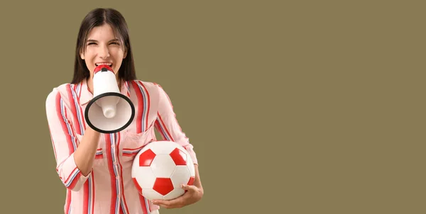 带着足球和扩音器 带着彩色背景音乐 带着文字的情绪化的年轻女子 — 图库照片