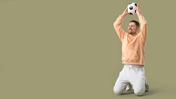Ευτυχισμένος Άνθρωπος Μπάλα Ποδοσφαίρου Στο Φόντο Χρώμα Χώρο Για Κείμενο — Φωτογραφία Αρχείου