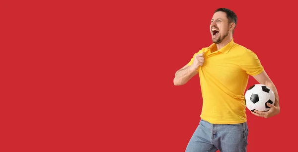 Uomo Emotivo Con Pallone Calcio Sfondo Rosso Con Spazio Testo — Foto Stock