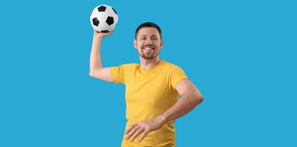 Άνθρωπος Ρίχνουν Μπάλα Ποδοσφαίρου Μπλε Φόντο — Φωτογραφία Αρχείου
