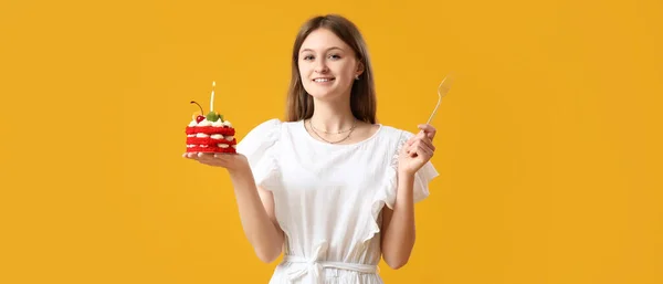 Hübsche Junge Frau Mit Geburtstagstorte Auf Gelbem Hintergrund — Stockfoto