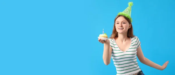 Mooie Jonge Vrouw Met Verjaardagstaart Lichtblauwe Achtergrond Met Ruimte Voor — Stockfoto
