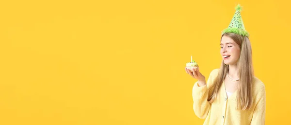 Szczęśliwa Młoda Kobieta Tortem Urodzinowym Żółtym Tle Miejscem Tekst — Zdjęcie stockowe