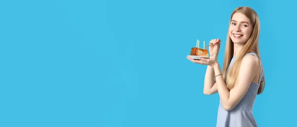 Glückliche Junge Frau Mit Einem Stück Geburtstagstorte Auf Hellblauem Hintergrund — Stockfoto