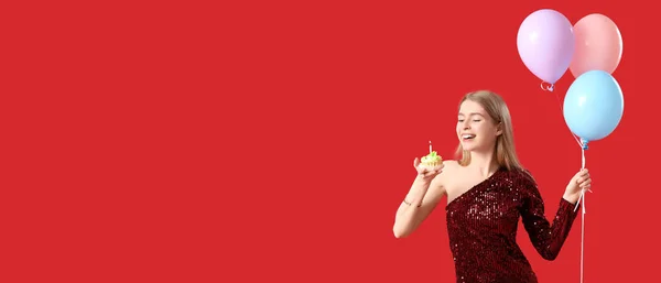 Mujer Joven Feliz Con Pastel Cumpleaños Globos Sobre Fondo Rojo —  Fotos de Stock