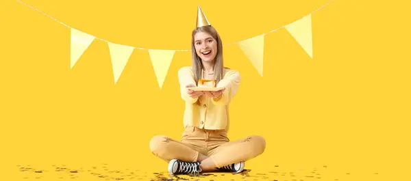 Szczęśliwa Młoda Kobieta Tortem Urodzinowym Żółtym Tle — Zdjęcie stockowe
