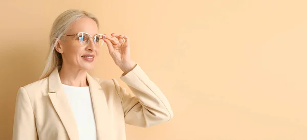 Ελκυστική Ώριμη Ξανθιά Γυναίκα Φορώντας Γυαλιά Μπεζ Φόντο Χώρο Για — Φωτογραφία Αρχείου