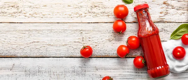 Flasche Ketchup Und Tomaten Auf Hellem Holzgrund Mit Platz Für — Stockfoto