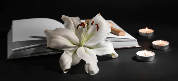 Lily Bloem Met Kaarsen Boek Donkere Achtergrond Begrafenisconcept — Stockfoto