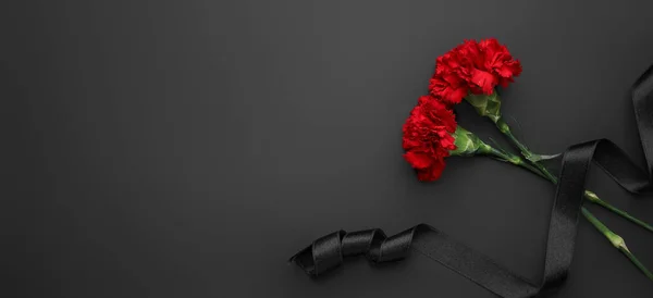 Black Funeral Ribbon Carnation Flowers Dark Background Space Text — Stock Photo, Image