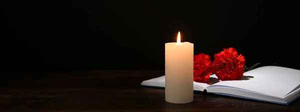 Buch Nelkenblumen Und Kerze Auf Dunklem Hintergrund Mit Platz Für — Stockfoto