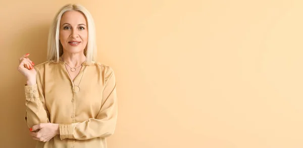 Attraktive Reife Blonde Frau Auf Beigem Hintergrund Mit Platz Für — Stockfoto