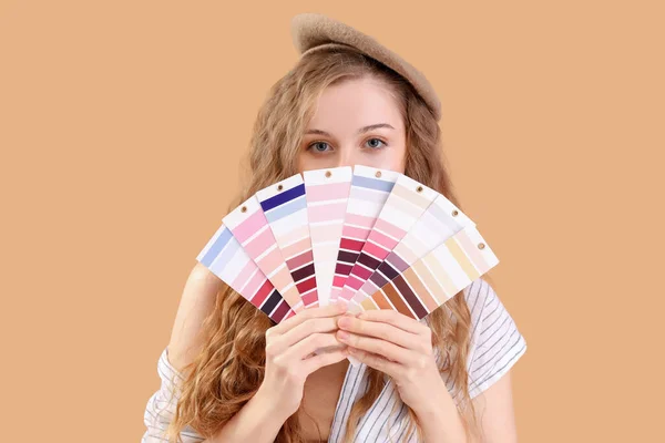 Female Artist Paint Color Palettes Beige Background — Stock Photo, Image