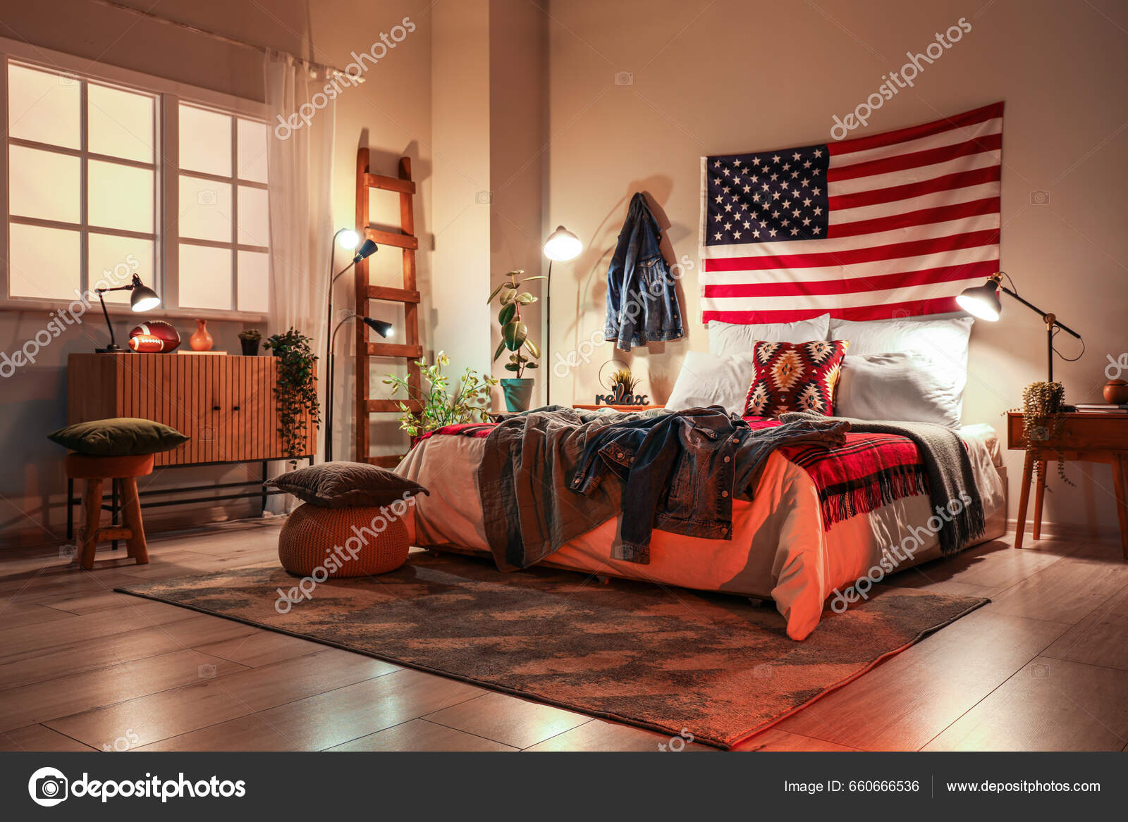 Innenraum Des Schlafzimmers Mit Usa Flagge Und Leuchtenden Lampen Abend -  Stockfotografie: lizenzfreie Fotos © serezniy 660666536