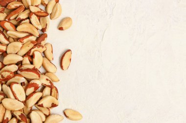 Hafif arka planda bir yığın lezzetli Brezilya fındığı