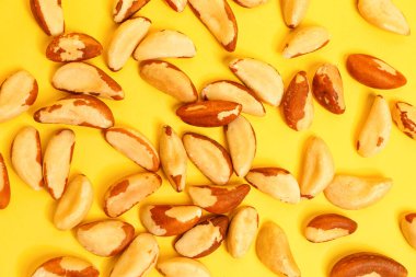 Sarı arka planda lezzetli Brezilya fındıkları