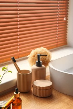 Odada diş fırçası olan banyo aksesuarları, yakın plan.