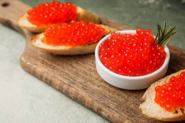 Renkli kırmızı havyarlı lezzetli bruschettalar.