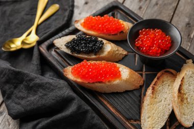 Kırmızı ve siyah havyarlı lezzetli bruschettalar, yakın plan.