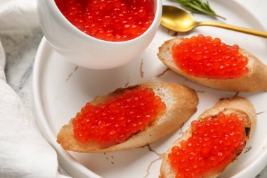 Grunge arka planında kırmızı havyar olan lezzetli bruschetalar.