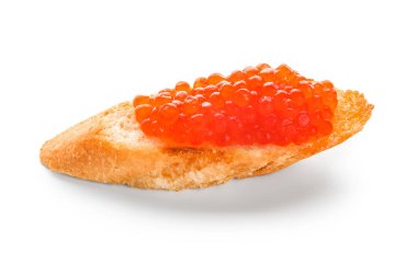 Beyaz arka planda kırmızı havyarlı lezzetli bruschetta.