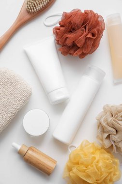 Banyo aksesuarları beyaz masa üzerinde banyo lifleri, üst görünüm