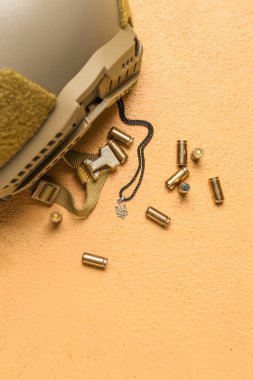 Askeri miğfer, kurşun ve zincir Ukrayna arması bej arka planda.