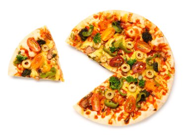 Beyaz arka planda dilimlenmiş sebze pizzası.