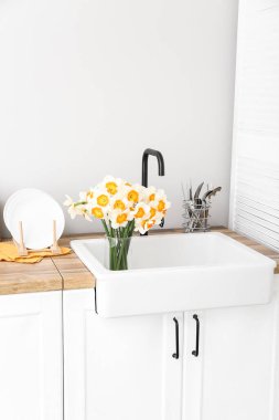 Lavaboda çiçek açan vazo.