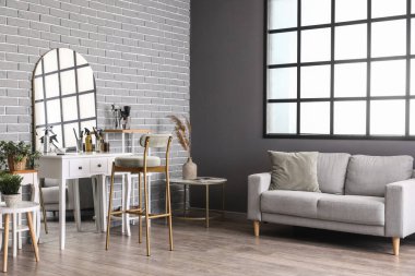 Rahat kanepesi ve kuaför masası olan modern güzellik salonu.