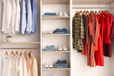 Butikte şık kıyafetler ve ayakkabılar.