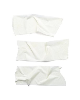 Beyaz arkaplanda buruşturulmuş yapışkan bantlar