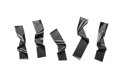 Beyaz arkaplanda buruşturulmuş yapışkan bantlar