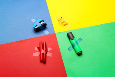 Renkli bantlı kırtasiye malzemeleri.